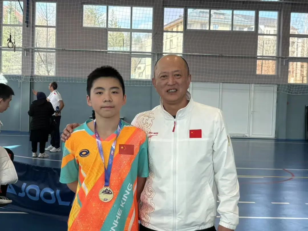 哈三中教师指导中国女子乒乓球队夺得U15世界中学生夏季运动会团体冠亚星体育下载军(图1)